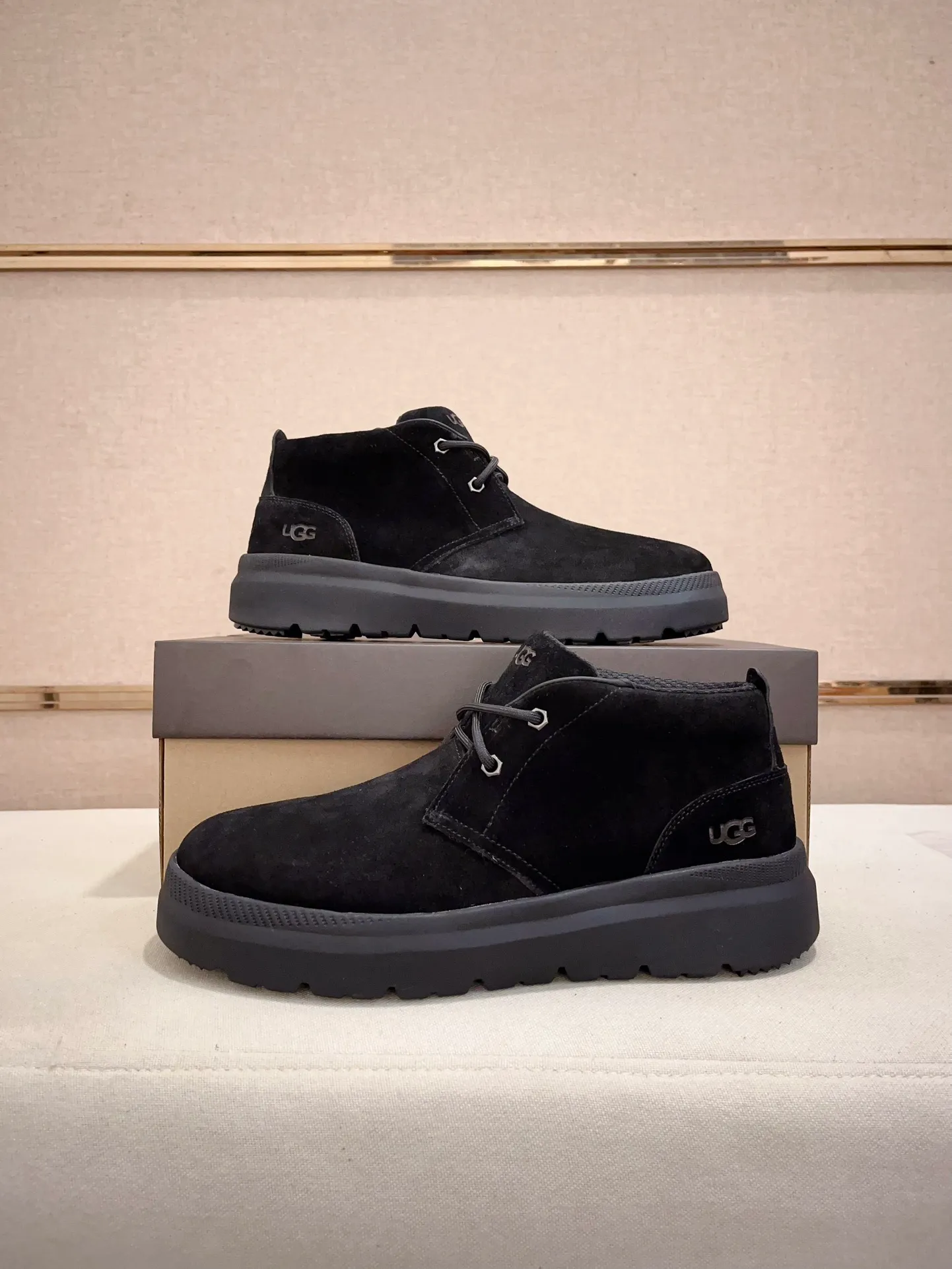 Men's shoes💰: 600💰(high-end goods) UGG❄️❄️Latest model 1:1⃣️quality, fabric: high-end quality first-layer cowhide imported from Europe. Lining: wool lining, sole: pure imported rubber foam outsole. ❤️High-end goods, fine workmanship, trendy and fashionable. The fit is very classy. If you know the goods, you will definitely not be able to refuse😍😍Code number: 41-45. Can be customized 46.47.